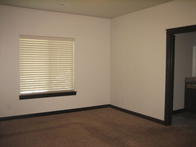 Building Photo - CDA Home w/ 22X45 RV Garage/Shop!