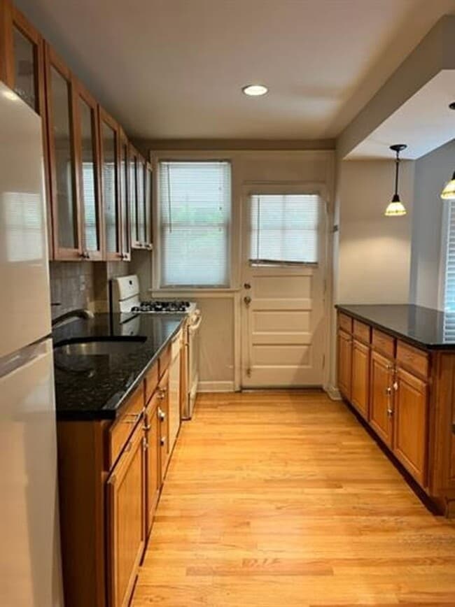 Building Photo - Forest Park Townhouse