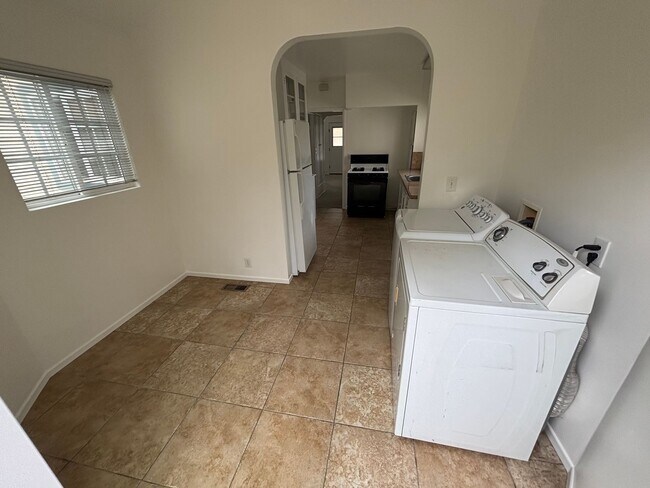 Building Photo - Charming One-Bedroom Retreat in Prime Santa Barbara Location
