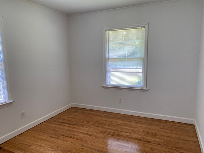 Building Photo - 3 Bed 1 Bath House with Spacious Backyard