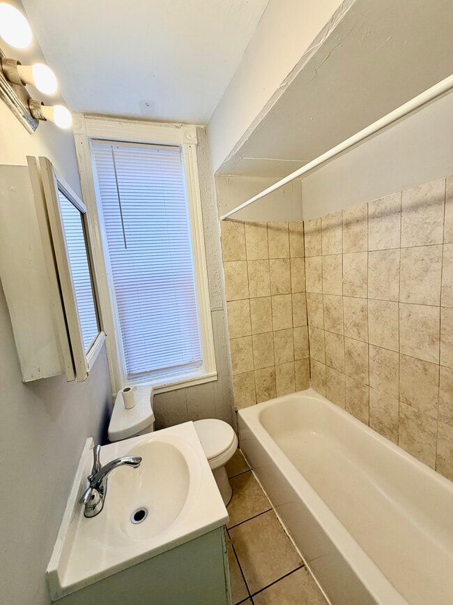 Building Photo - 426 N Salford St