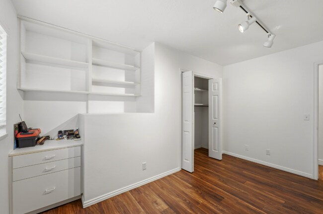 Building Photo - 12 E 500 S