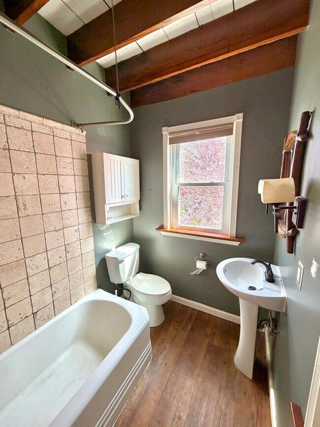 Building Photo - 738 E Madison St