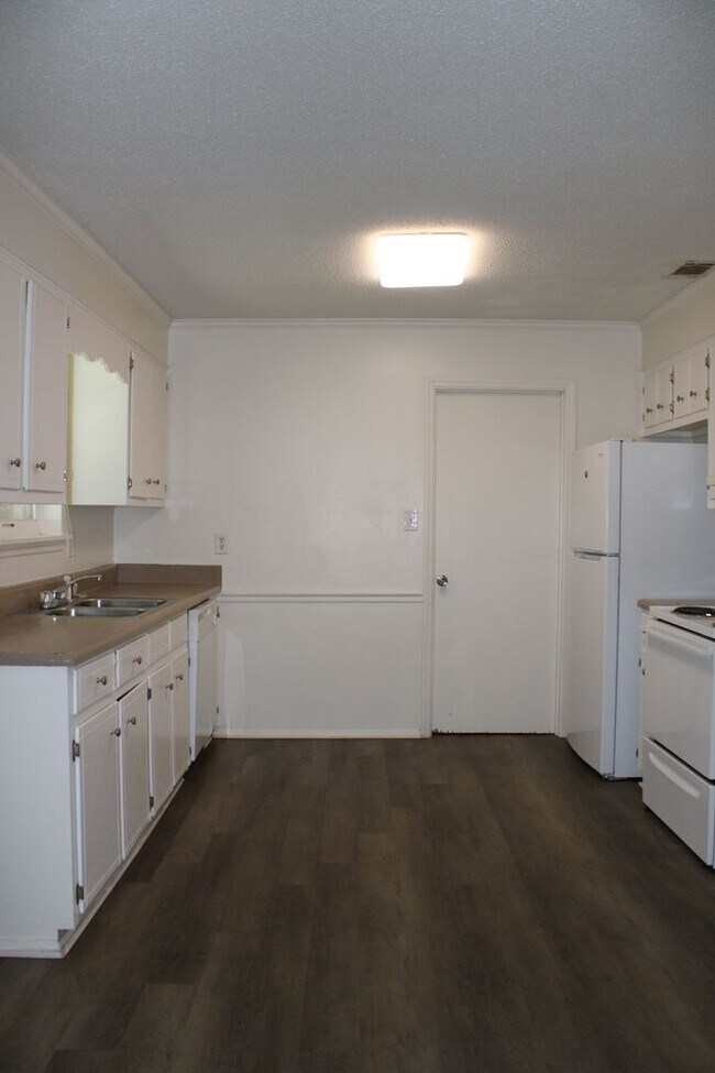 Building Photo - 3 Bedroom 2 Bath In Hephzibah!