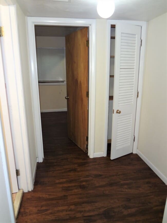 Building Photo - 2 Bed, 2 Bath Apartment off University Ave. w/ Hardwood Flooring