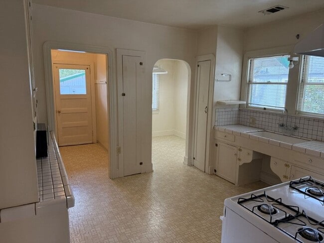 Building Photo - Rare 2 Bedroom Home Downtown Dixon *Star R...