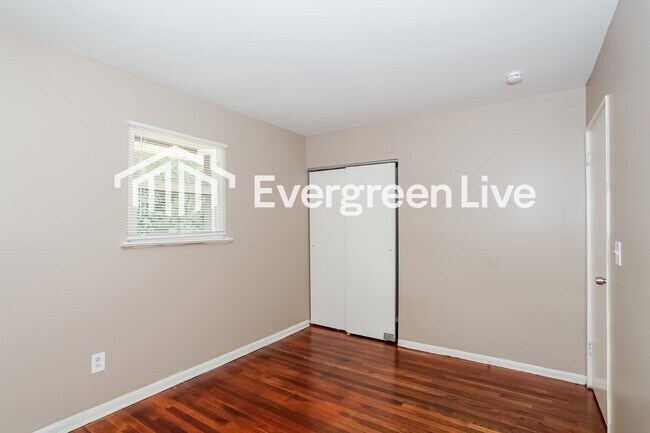 Building Photo - 651 Fairborn Rd