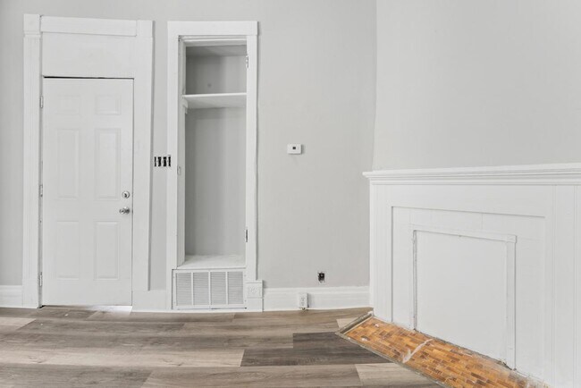 Building Photo - 111 S Vine St