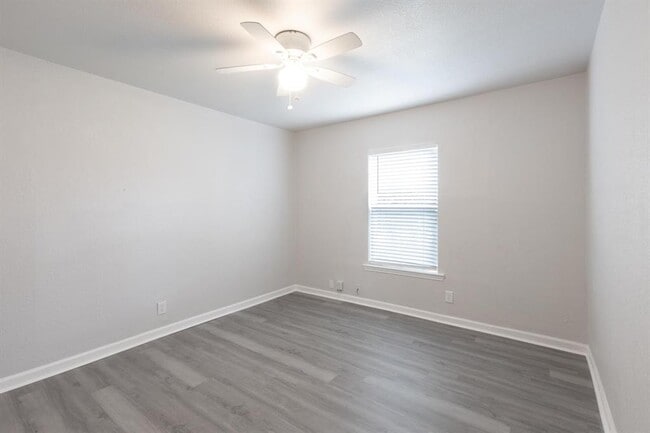 Building Photo - 1445 Hillview Ave