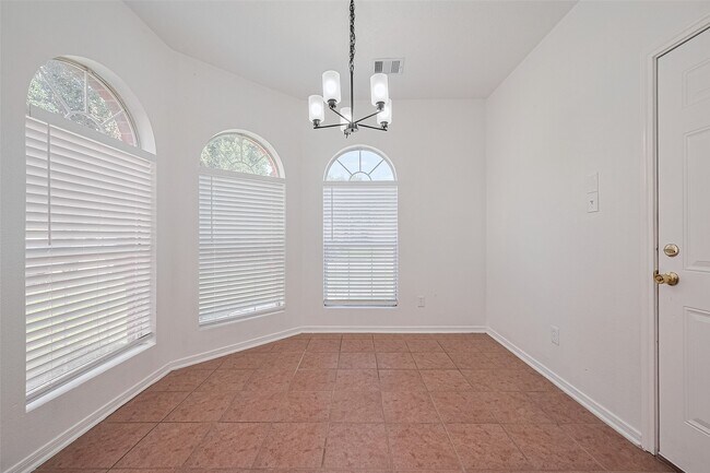 Building Photo - 12230 Hawthorne Hill Cir