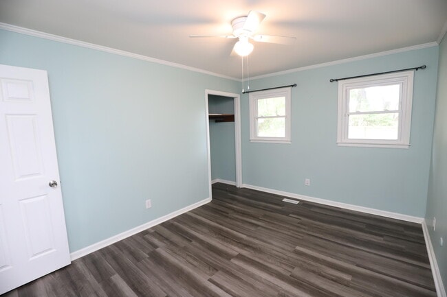 Building Photo - 807 N Guignard Dr