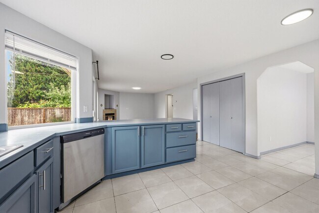 Building Photo - 6748 3rd Way SE
