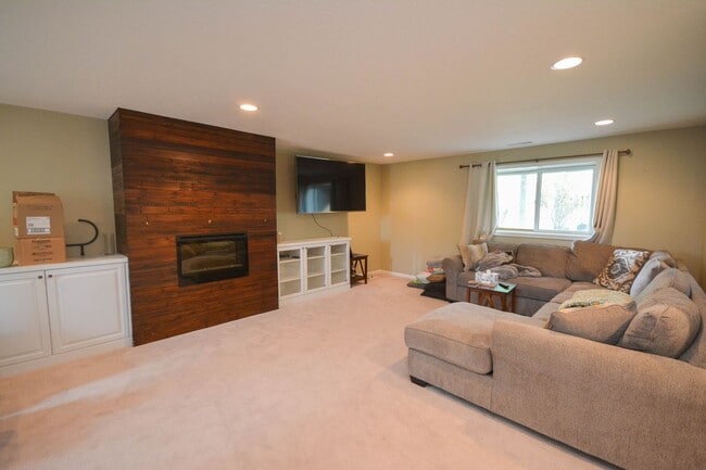 Building Photo - Exceptional home in Badger Ridge area of Rochester!