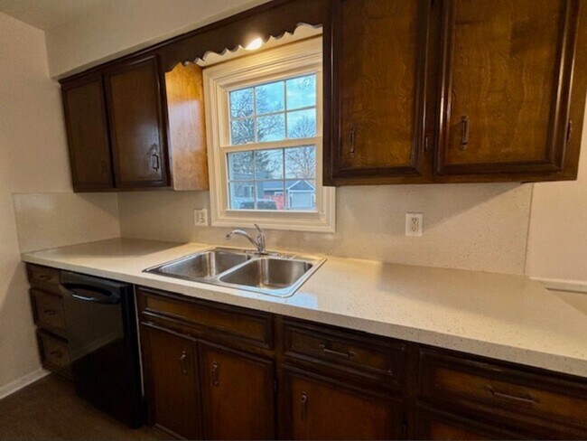 Building Photo - 2 Bedroom Duplex In Wyoming Available Dece...