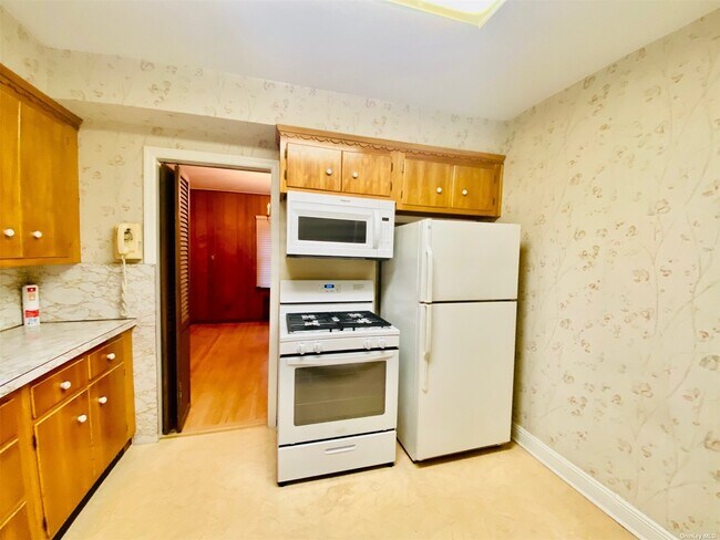 Building Photo - 80-47 Chevy Chase St