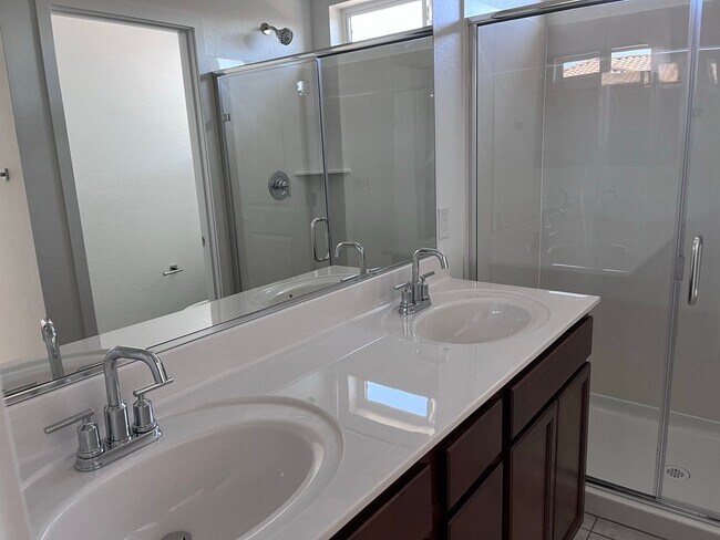 Building Photo - TOWN HOME WITH COMMUNITY POOL , GATED COMMUNITY in GILBERT!