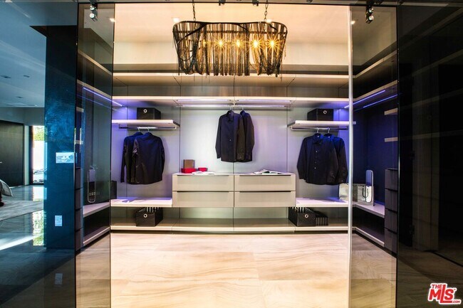 Building Photo - 2210 Bowmont Dr