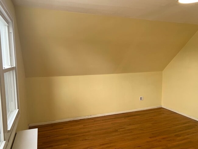 Building Photo - Terrific 4 Bed/1 Bath Home in Elmont!