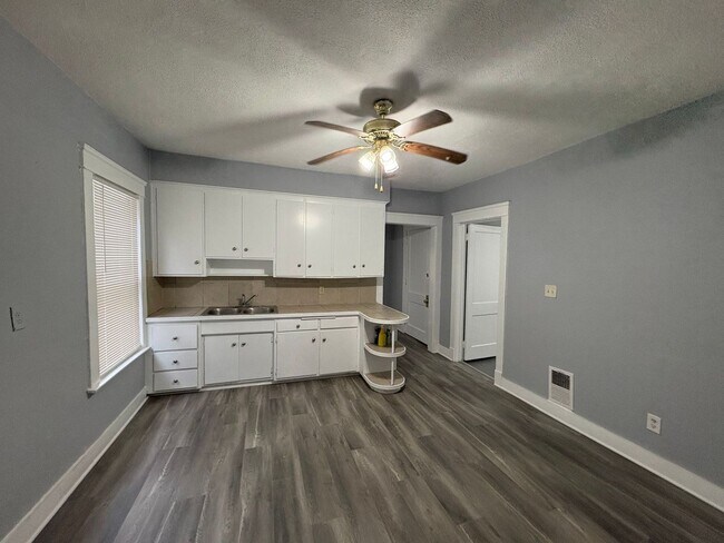 Building Photo - 15624 Halliday Ave