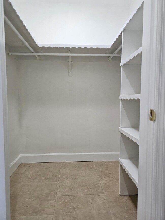 Building Photo - 435 Pine Villa Dr