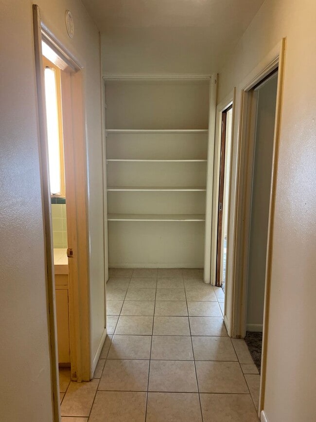 Building Photo - 3 bed 2 bath 2 car garage home!