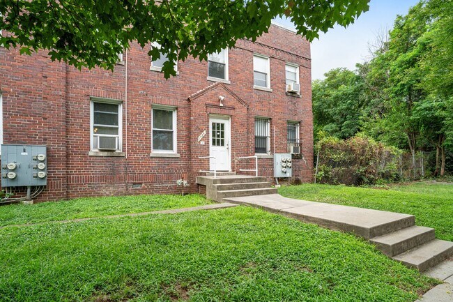 Building Photo - Kingman Park Charming Brick Townhome - Mov...