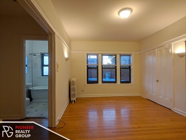 Building Photo - 812 W Waveland Ave