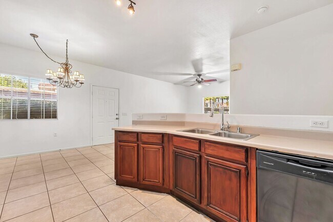 Building Photo - Spacious single-level, first-floor unit featuring 3 bedrooms and 2 bathrooms.