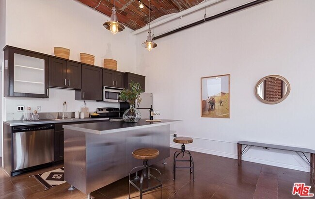 Building Photo - 215 W 7th St