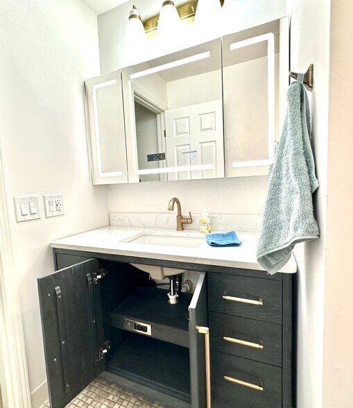 Hallway bathroom, quartz countertop, LED mirror/ medicine cabinet with weather display/Bluetooth - 174 Hemingway Ct