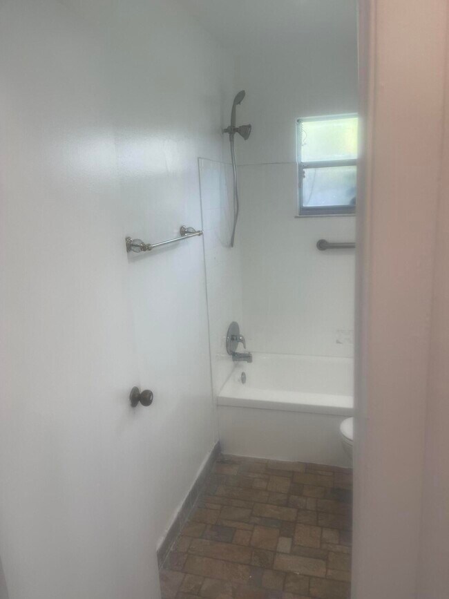 Building Photo - 202 Sparrow Dr