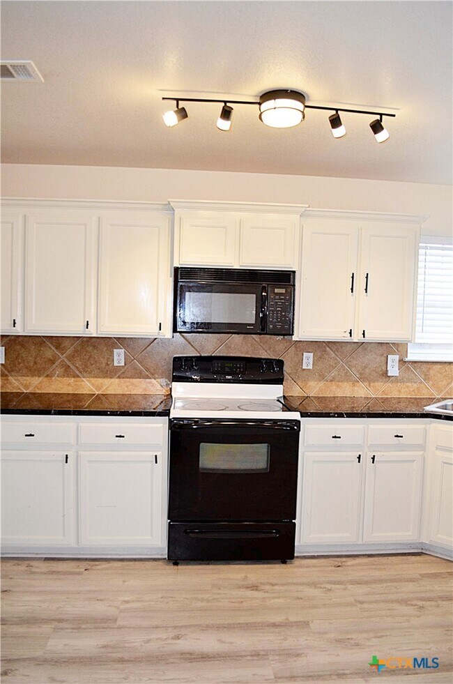 Building Photo - 2105 Merle Dr