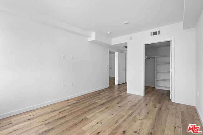 Building Photo - 5229 Willowcrest Ave