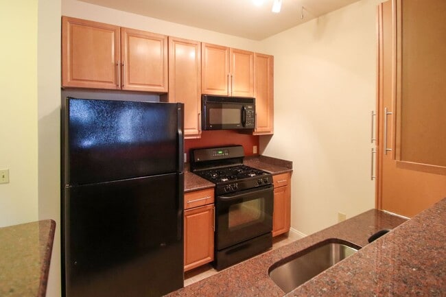 Building Photo - Bright & spacious 1Bd+ office alcove /1bth...