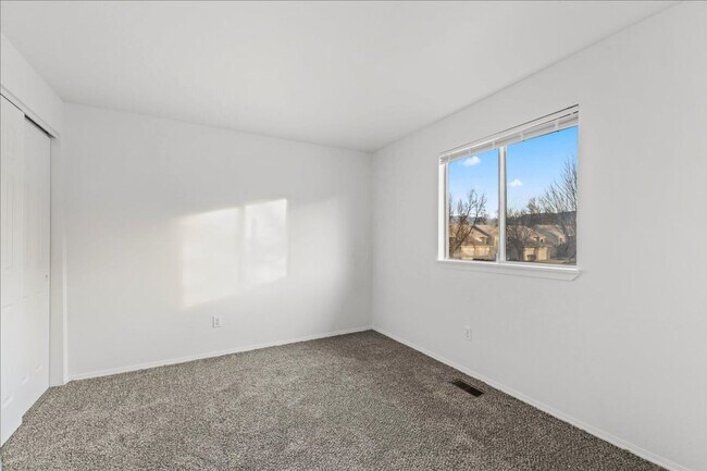 Building Photo - 3 Bedroom 1.5 Bathroom Townhouse in Southeast Boise