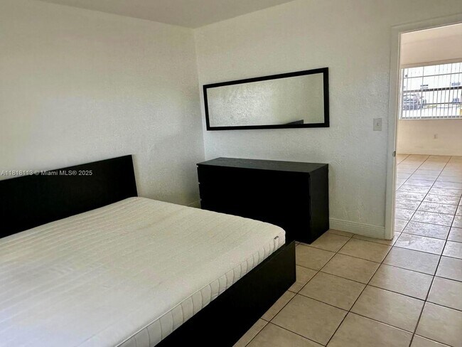 Building Photo - 3905 SW 78th Ct