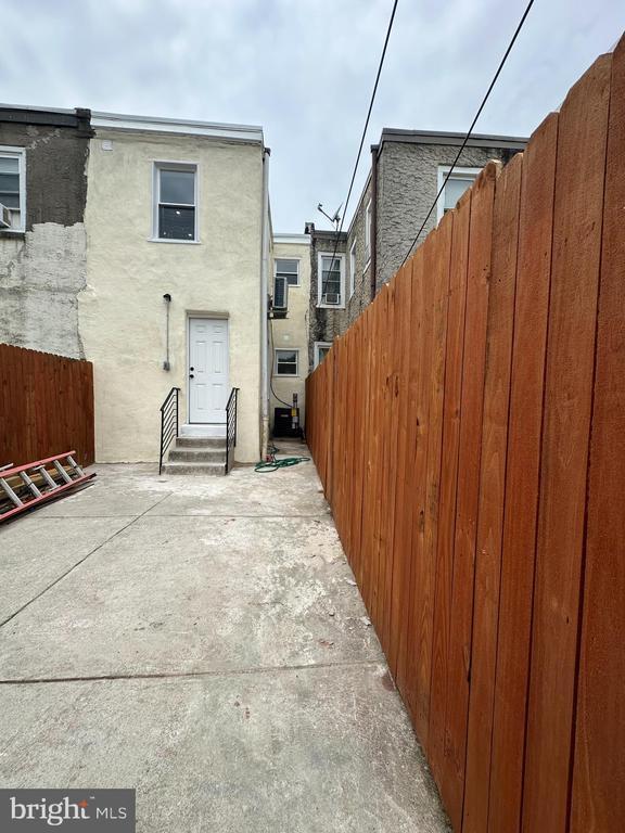 Building Photo - 2539 N Marshall St