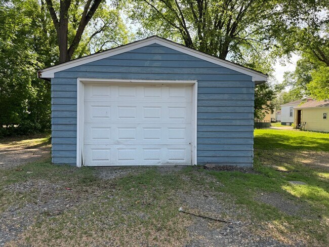 Building Photo - 4 Bedroom 2 Bath - North Fargo