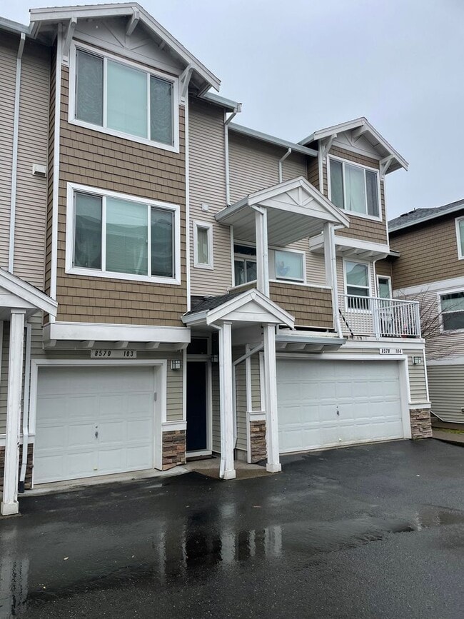 Building Photo - Beautiful Murray Hills Condo Townhome Now ...