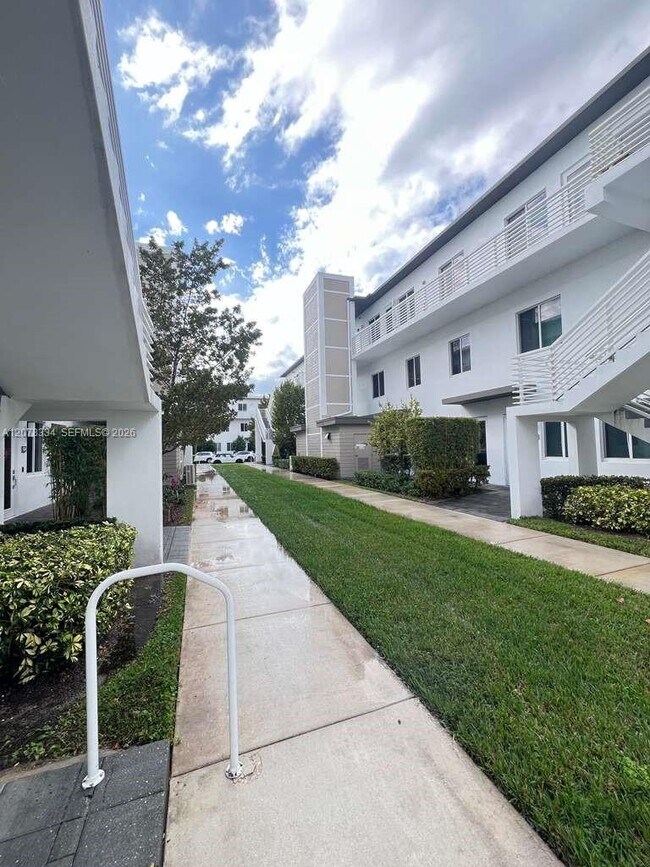 Building Photo - 10229 NW 64th Terrace