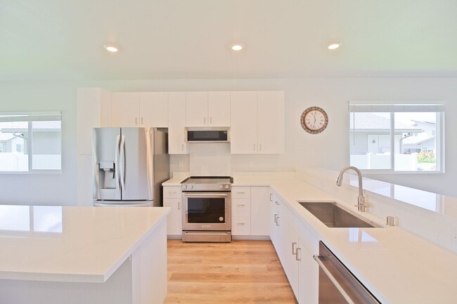 Building Photo - Ikena-Ho'opili/4 BD/2.5 BA/4 PK/ Available May 1