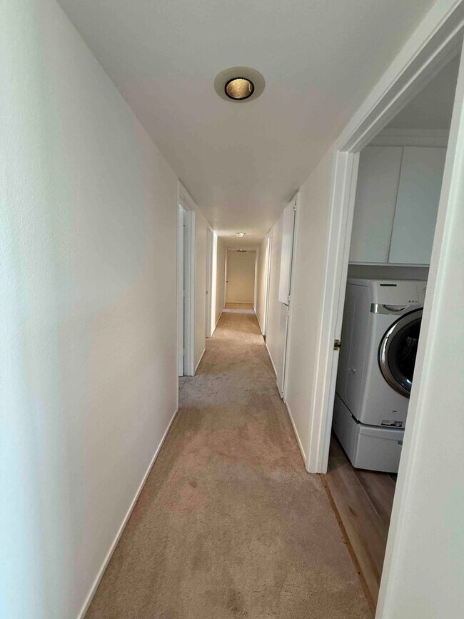 Building Photo - University Ave 3 Bedroom