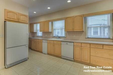 Building Photo - 384 School St