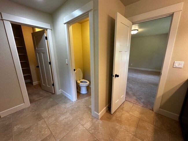 Building Photo - Beautiful 4-Bedroom Home in the Hills of W...