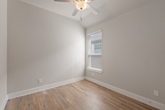 Building Photo - 10719 River Walk Dr