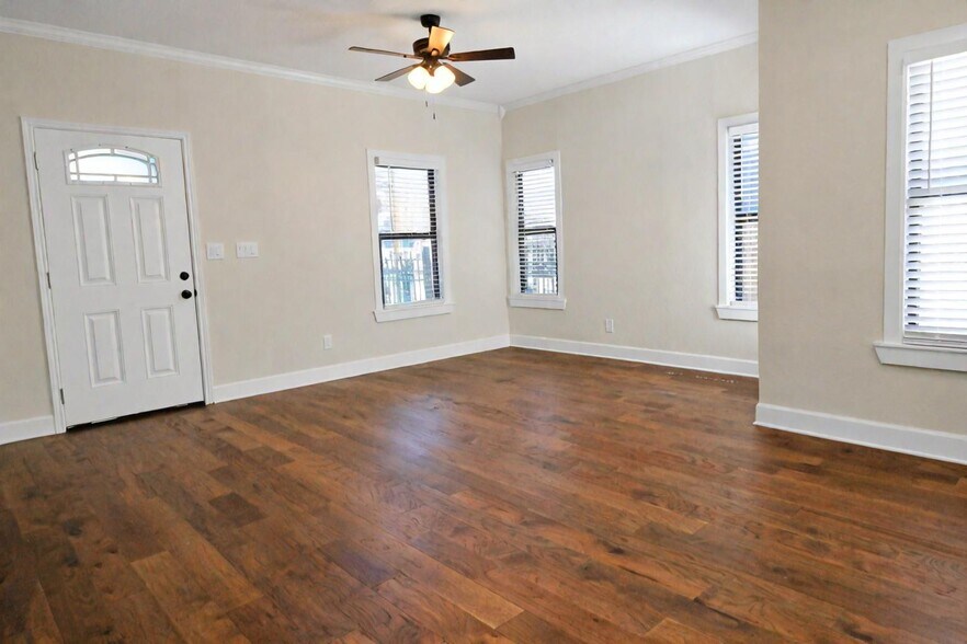 Building Photo - 610 W Rosewood Ave