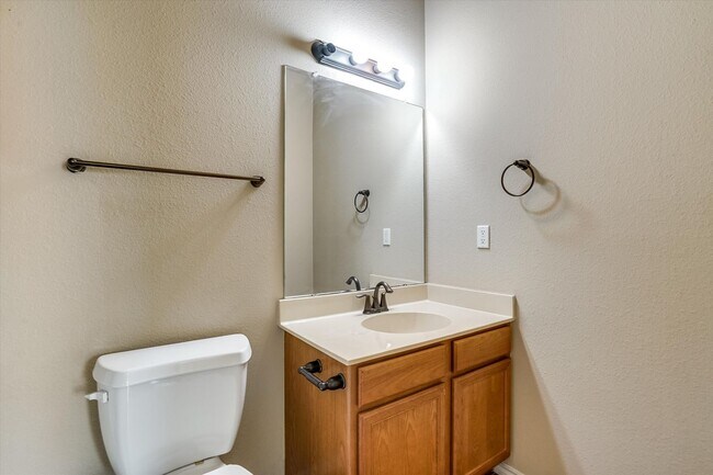 Building Photo - AVAILABLE NOW! Beautiful 3 Bedroom Townhome Located in Georgetown, TX!