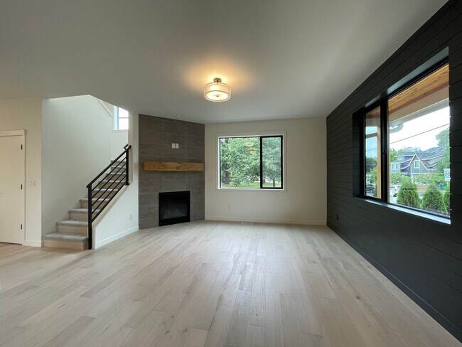 Building Photo - 4Bd/2.5Ba Corner Home in Desireable Portsmouth Neighborhood ~ Newly Built, Quartz Countertops, Si...