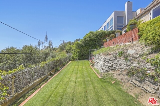 Building Photo - 2675 Glendower Ave