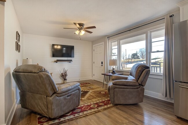 Building Photo - Fully Furnished Modern 3 bedroom Home!